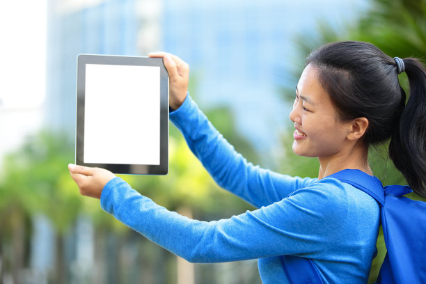 大学生手持平板电脑图片下载
