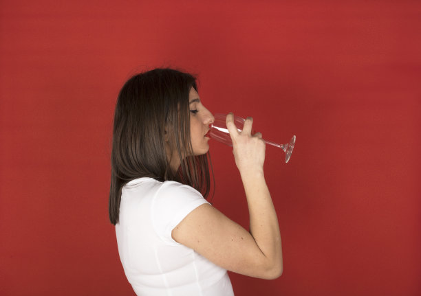 拿着酒杯的年轻女孩图片下载