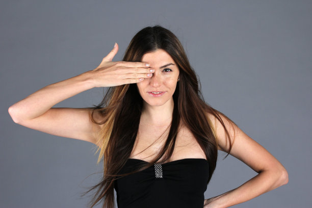 美丽的亚洲女人摆姿势图片下载