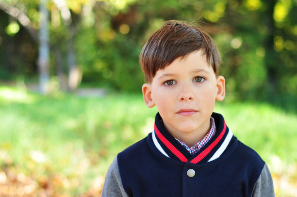 一个男生在公园里图片下载