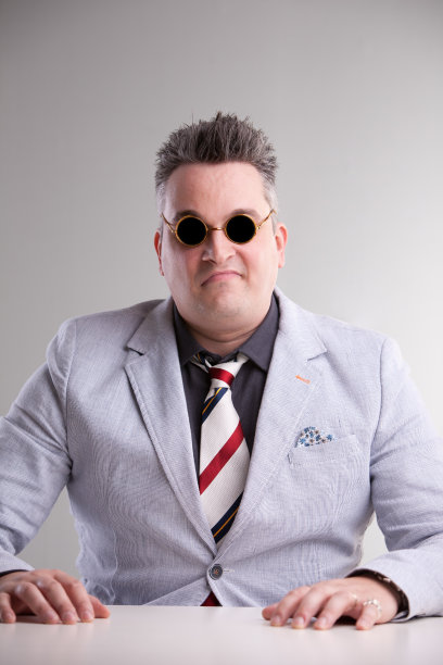 丰满好斗专横的商人等待着图片下载