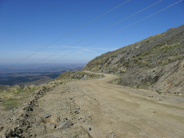 阿根廷科尔多瓦山坡上的小路图片下载