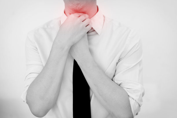 喉咙痛的男人。触摸脖子。白色背景隔离图片下载