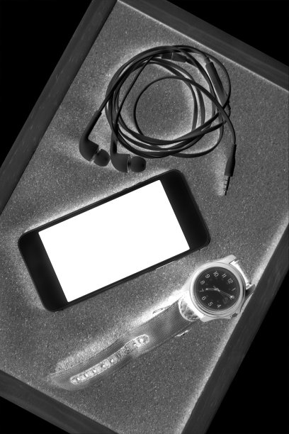 软木板上装有耳机和手表的手机反转图片下载