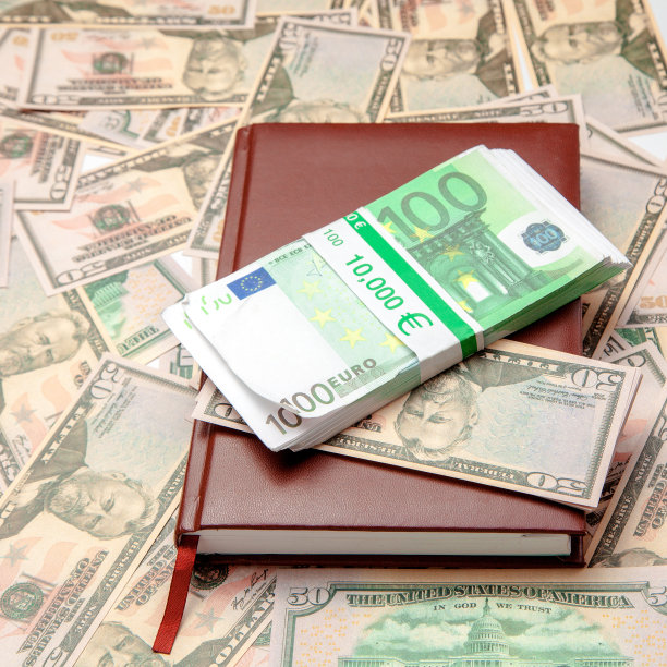 桌子上有很多钱图片下载