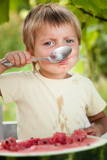 年轻的金发男孩有健康的饮食习惯图片下载