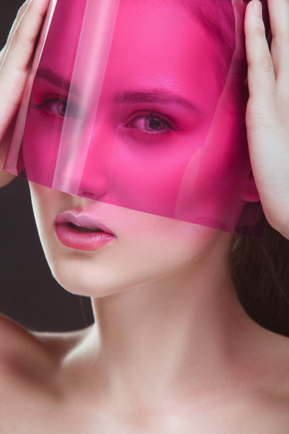 女性时尚肖像，透过粉色滤镜看。图片下载