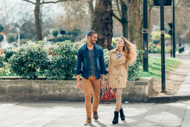 一对年轻的时尚夫妇走在街上图片下载