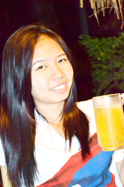 拿着啤酒杯的漂亮老挝女人图片下载