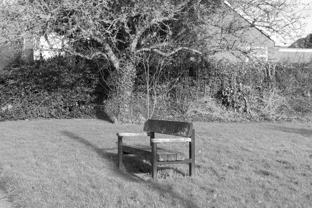 黑白空长凳图片下载