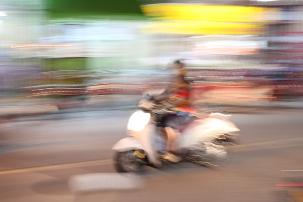 摩托车司机在夜间超速行驶时，图片下载