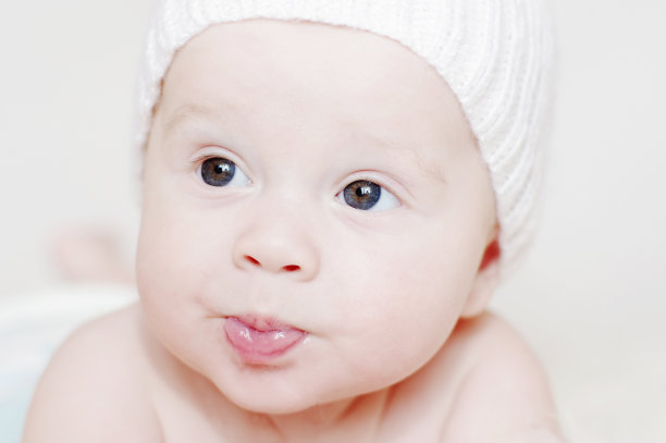 滑稽婴儿的肖像在白色针织帽图片下载