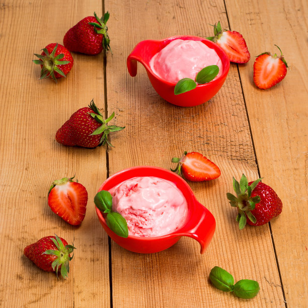 草莓冰淇淋图片下载