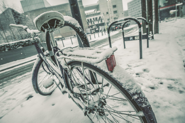 雪地上的自行车图片下载