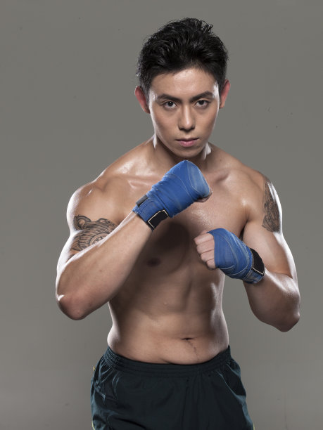 亚洲年轻英俊的战士摆姿势图片下载