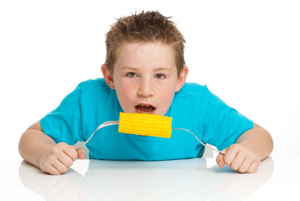 吃玉米棒子的男孩图片下载