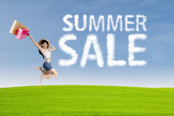 快乐的女人与云的夏天出售图片下载