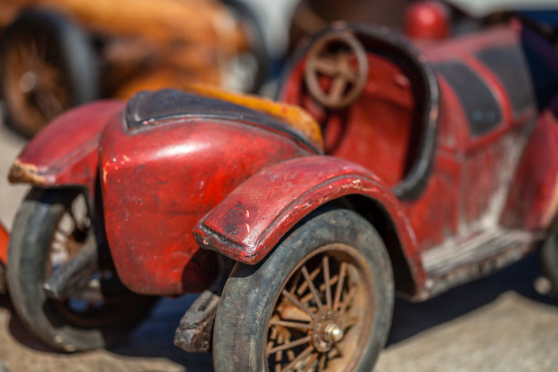 彩色图片的旧红色赛车玩具特写图片下载