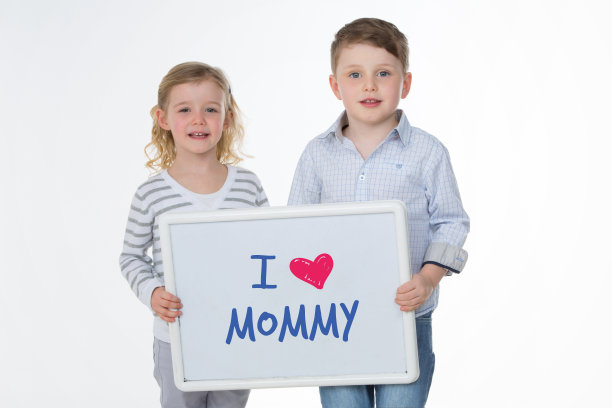 快乐的孩子给妈妈发短信图片下载