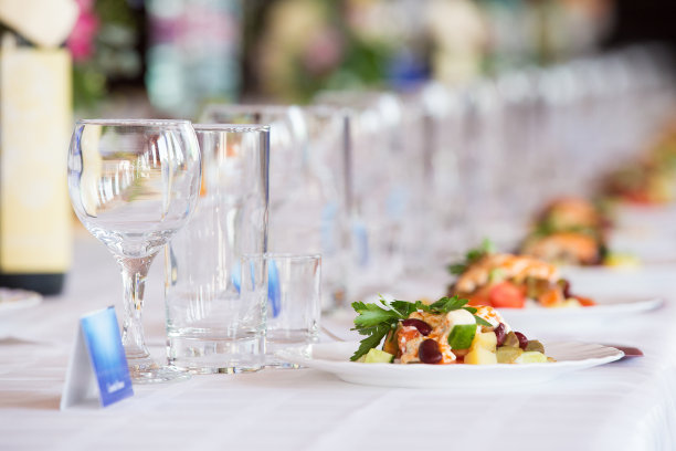 空杯子和一盘盘的开胃菜被端上桌图片下载