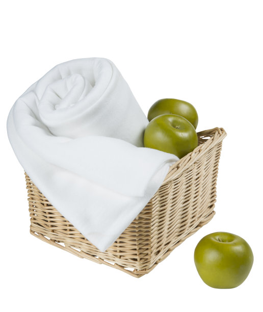 篮子与毛巾和苹果孤立在白色的背景图片下载