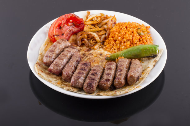 白色盘子上的烤肉丸图片下载