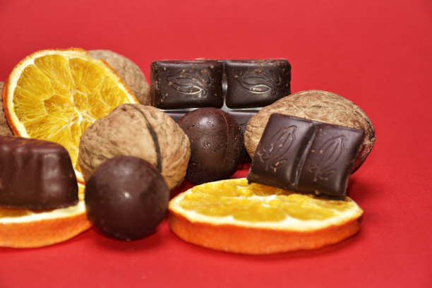 红色背景是巧克力，橙色和坚果图片下载