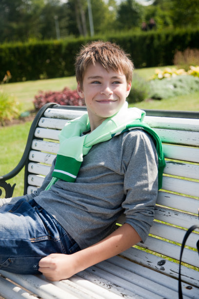 坐在长凳上的男孩图片下载