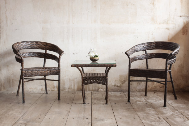 老式的椅子和桌子图片下载