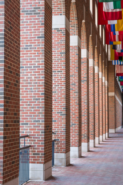 红砖建筑入口或走廊挂有国际国旗图片下载