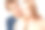 男子将项链系在女孩的脖子上。人站在图片下载