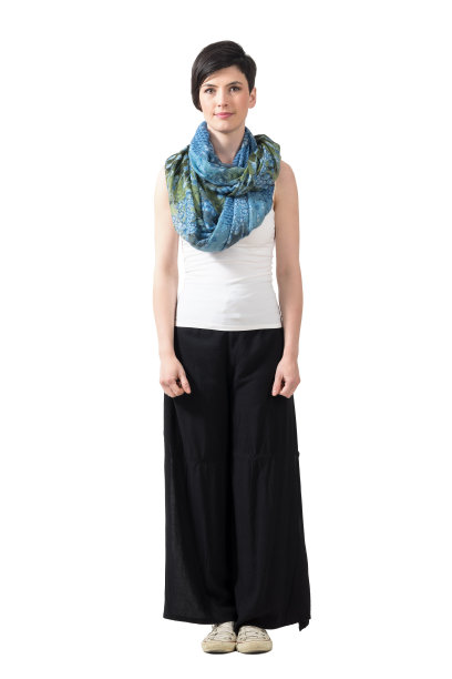 正面的年轻时尚的短发女孩站直。图片下载