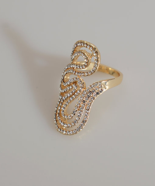 白色的宝石戒指图片下载