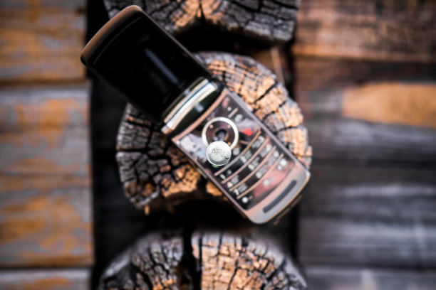 电话钉在木头上图片下载