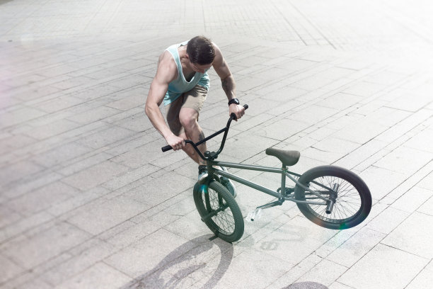 小轮车车手的亮点图片下载