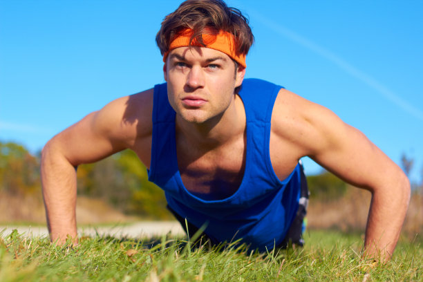 健身的人在做俯卧撑图片下载