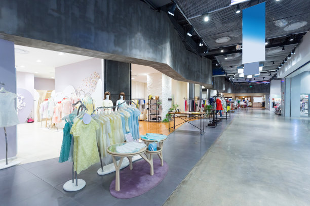 时装商店橱窗里的人体模型素材图片