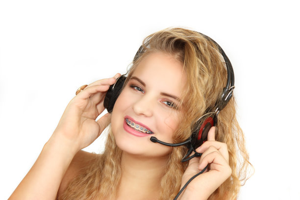 白色背景上戴耳机的女孩的肖像图片下载