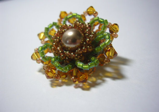 胸针在白色背景上图片下载