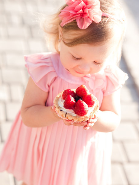 可爱的小女孩拿着蛋糕图片下载