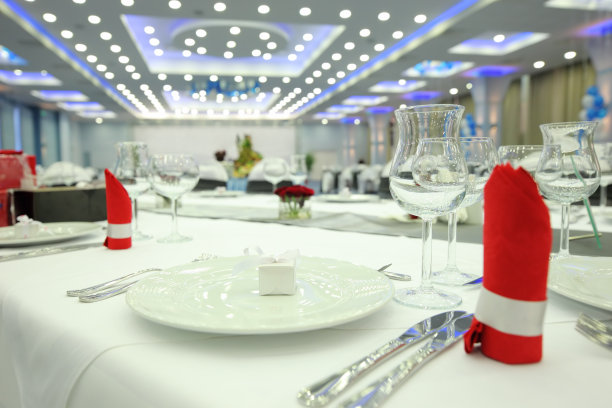 餐厅餐桌上摆放着盘子、酒杯和刀叉图片下载