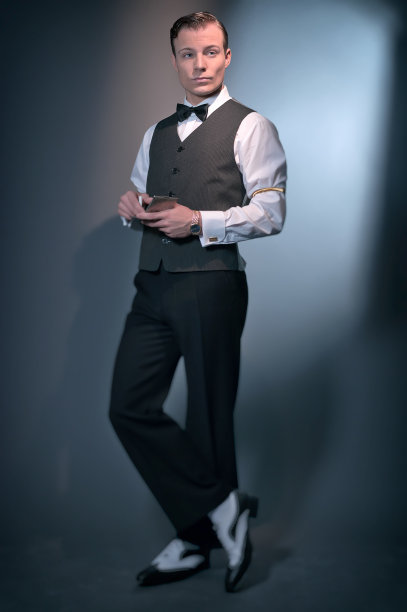 复古商业时尚男士穿着灰色背心和领结。图片下载