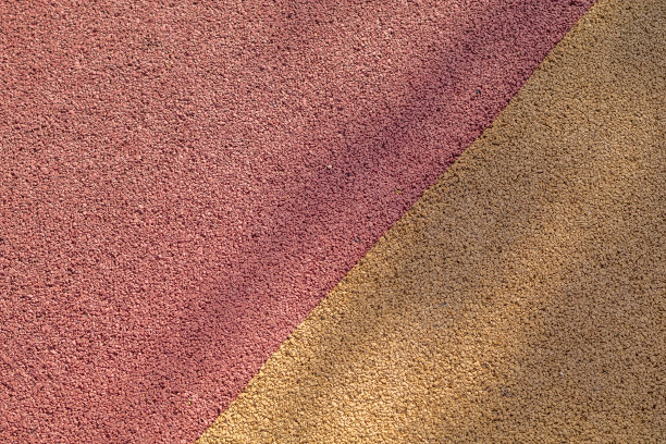 彩色的红色和黄色橡胶湿式游乐场地面。图片下载