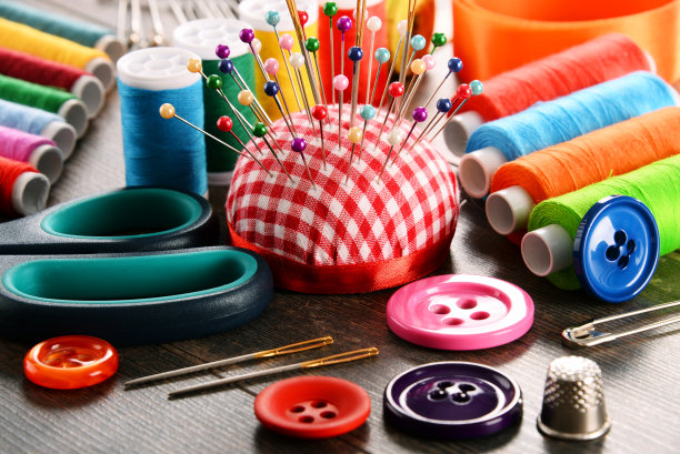 构图与裁缝配件在木桌上图片下载