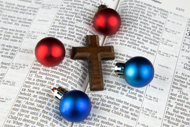 打开圣经上的圣诞装饰物和十字架图片下载