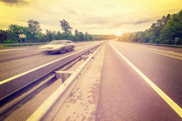 新公路的景色。图片下载