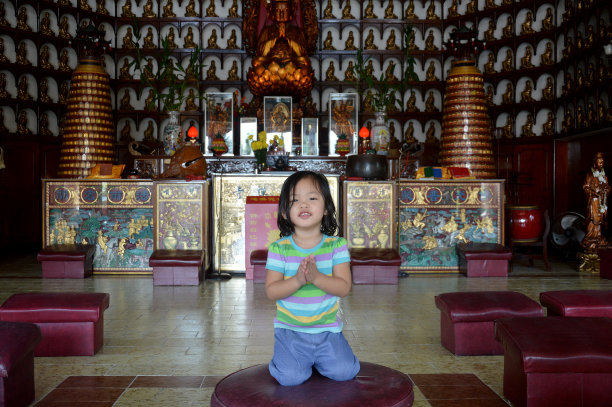 佛的小女孩图片下载