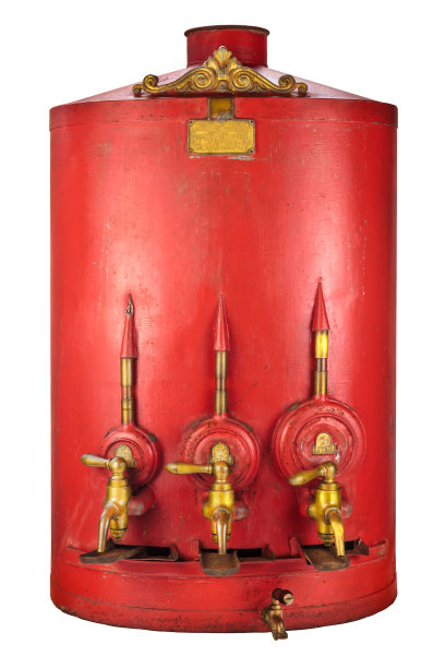 复古红桶，水龙头孤立在白色图片下载