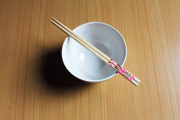 陶瓷碗和筷子。图片下载
