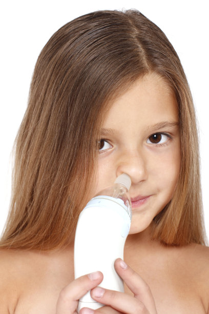 有吸鼻器的孩子图片下载